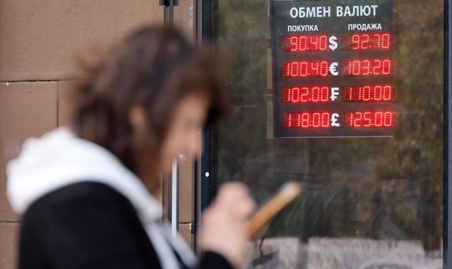 Курс доллара поднялся выше 100 рублей, России грозит стагфляция. Обзор Банки.ру