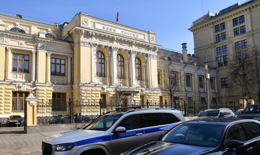 Как ЦБ поступит с ключевой ставкой, россияне активно погашают долги. Обзор Банки.ру